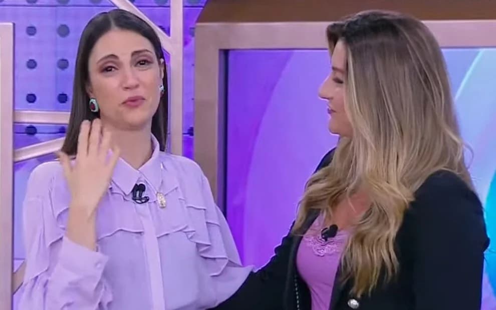 A apresentadora Chris Flores e a repórter Kallyna Sabino no Fofocalizando - Foto SBT A apresentadora Chris Flores e a repórter Kallyna Sabino no Fofocalizando - Foto SBT