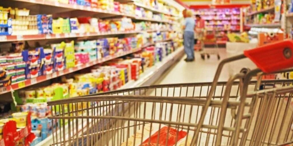 Multa absurda, produtos vencidos e impróprios: Rival do Carrefour tem denúncias e péssima notícia