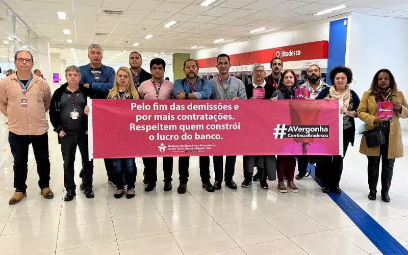 Bradesco - bancários protestam contra demissões e fechamento de agências - Foto Reprodução Internet Bradesco - bancários protestam contra demissões e fechamento de agências - Foto Reprodução Internet