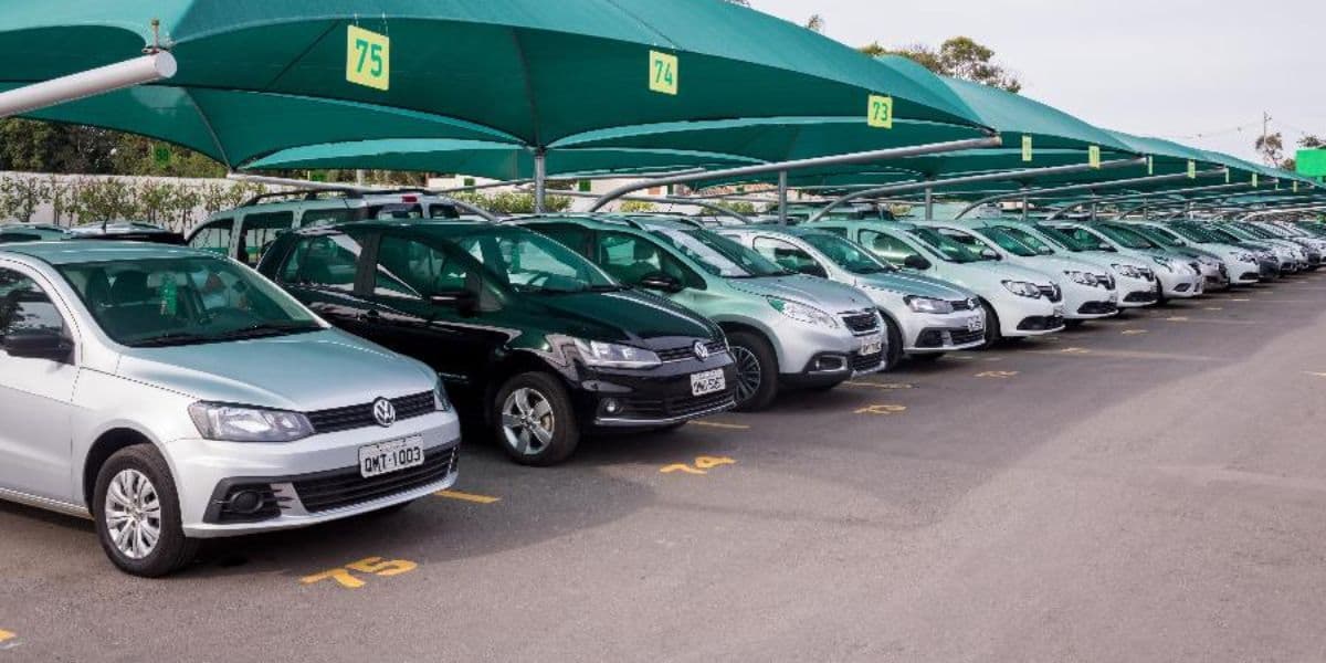 Carros populares estacionados em patio coberto - Foto Reprodução Internet Carros populares estacionados em patio coberto - Foto Reprodução Internet