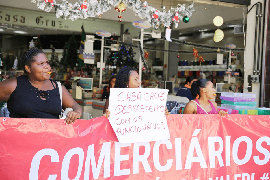 Funcionários fazendo greve (Foto: Reprodução/ Internet) Funcionários fazendo greve (Foto: Reprodução/ Internet)