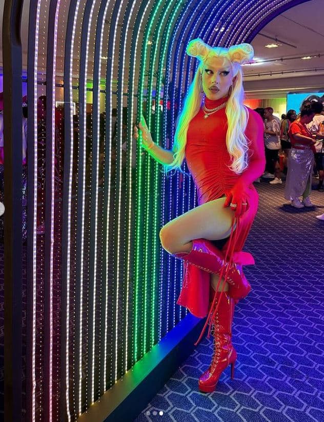 Diego Martins de drag queen irreconhecível, na 27ª edição da Parada do Orgulho LGBTQIA+ - Foto Reprodução Instagram Diego Martins de drag queen irreconhecível, na 27ª edição da Parada do Orgulho LGBTQIA+ - Foto Reprodução Instagram