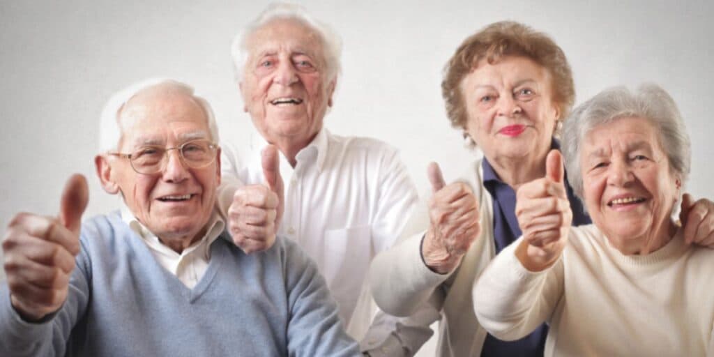 Idosos aposentados felizes e comemorando ótima notícia - Foto Reprodução Internet Idosos aposentados felizes e comemorando ótima notícia - Foto Reprodução Internet