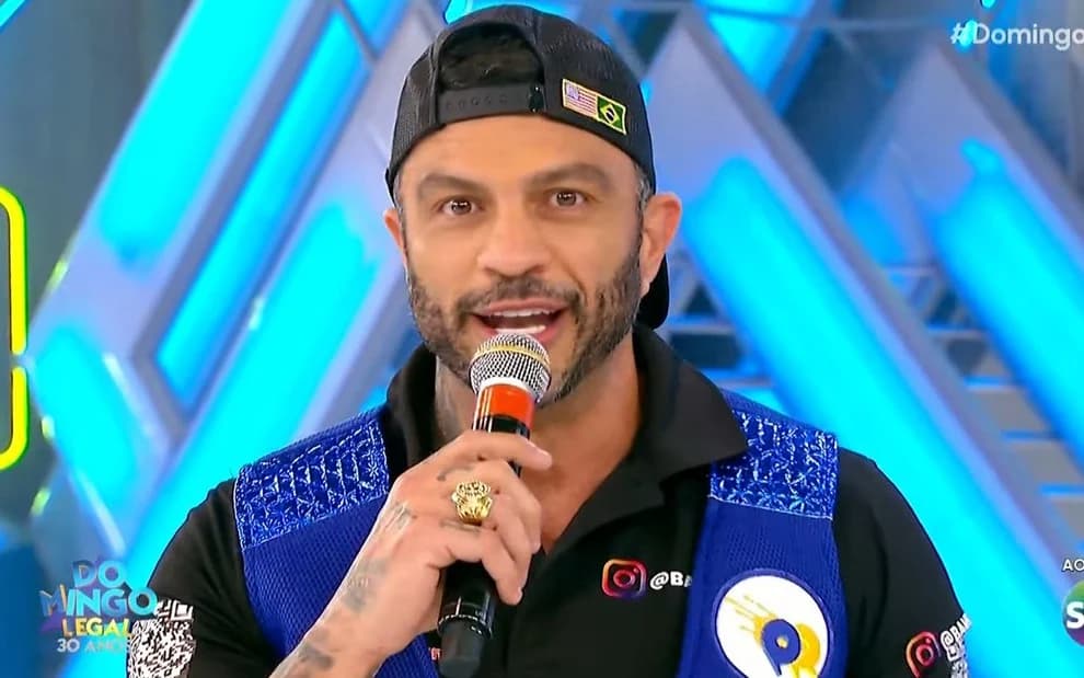 Kleber Bambam e Popó Freitas brigam ao vivo no SBT - Foto Reprodução SBT Kleber Bambam e Popó Freitas brigam ao vivo no SBT - Foto Reprodução SBT