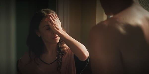 Lucinda (Débora Falabella) constrangida ao ver Marino (Leandro Lima) após o banho - Foto Globo Lucinda (Débora Falabella) constrangida ao ver Marino (Leandro Lima) após o banho - Foto Globo