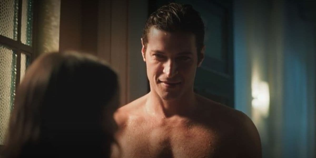 Marino (Leandro Lima) atende Lucinda (Débora Falabella) enrolado em uma toalha - Foto Globo Marino (Leandro Lima) atende Lucinda (Débora Falabella) enrolado em uma toalha - Foto Globo