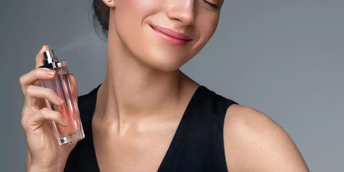 Mulher usando perfume e borrifando na pele - Foto Reprodução Internet Mulher usando perfume e borrifando na pele - Foto Reprodução Internet