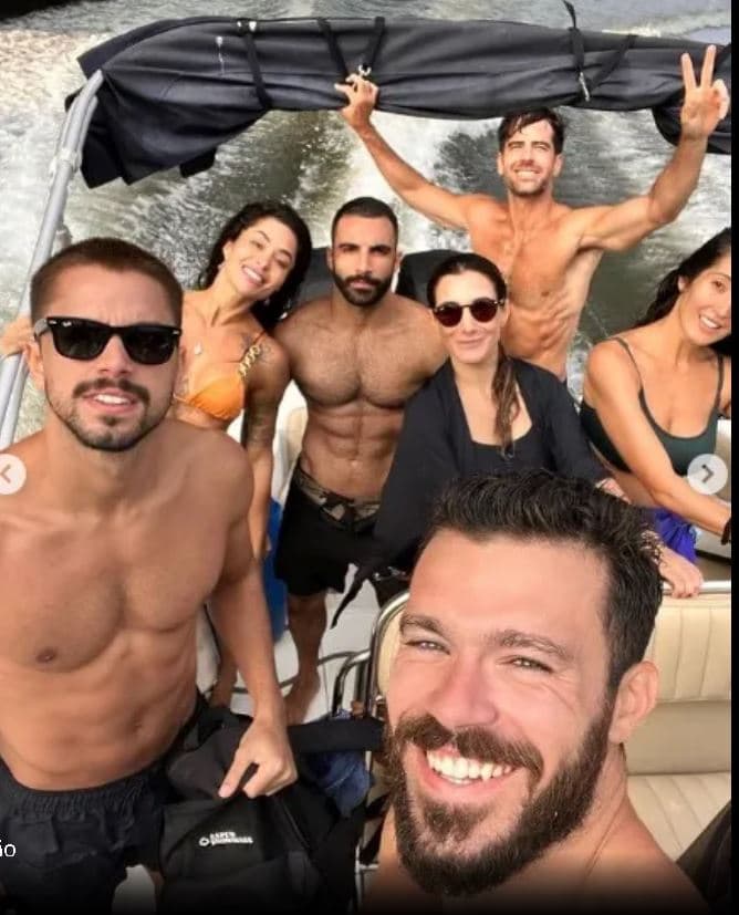 O ator da Globo, Marcos Pitombo e seu amado, Iasser Kaddourah, em barco com amigos - Foto Reprodução Instagram O ator da Globo, Marcos Pitombo e seu amado, Iasser Kaddourah, em barco com amigos - Foto Reprodução Instagram