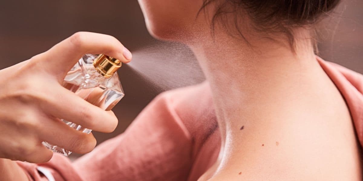 Pessoa borrifando perfume na pele - Foto Reprodução Internet Pessoa borrifando perfume na pele - Foto Reprodução Internet
