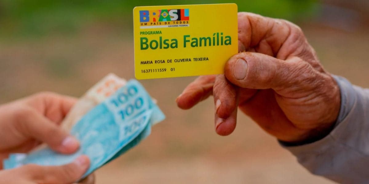 Pessoa recebendo o dinheiro do Bolsa Familia - Foto Reprodução Internet Pessoa recebendo o dinheiro do Bolsa Familia - Foto Reprodução Internet