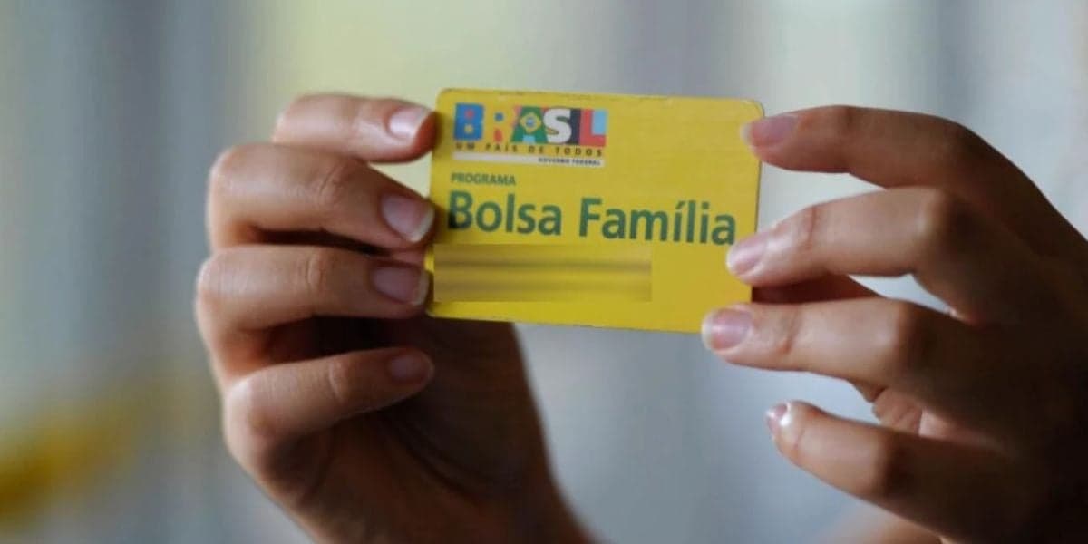 Pessoa segurando o cartão do Bolsa Família- Foto Reprodução Internet Pessoa segurando o cartão do Bolsa Família- Foto Reprodução Internet