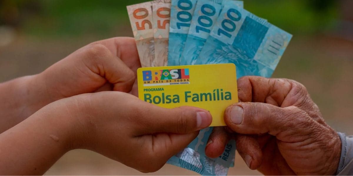Pessoas recebendo o pagamento do Bolsa família - Foto Reprodução Internet Pessoas recebendo o pagamento do Bolsa família - Foto Reprodução Internet