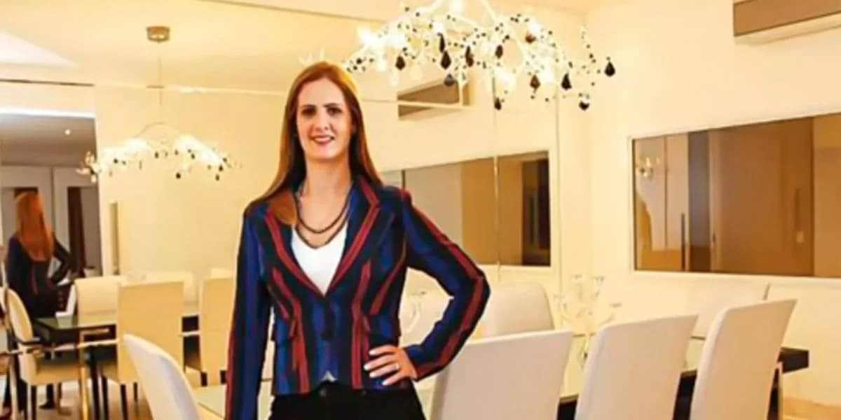 Sala de jantar com mesa de vidro e um belo espelho na parede - Foto Youtube Sala de jantar com mesa de vidro e um belo espelho na parede - Foto Youtube
