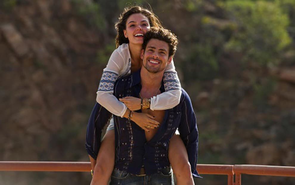 Cauã Reymond e Isis Valverde em cena de Amores Roubados (Foto: Reprodução/TV Globo) Cauã Reymond e Isis Valverde em cena de Amores Roubados (Foto: Reprodução/TV Globo)