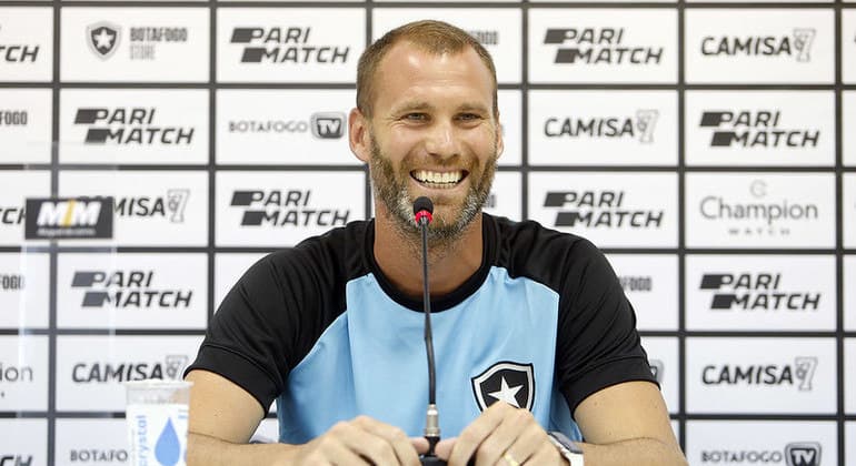 Joel Carli está se despedindo do Botafogo (Foto: Reprodução/ Internet) Joel Carli está se despedindo do Botafogo (Foto: Reprodução/ Internet)