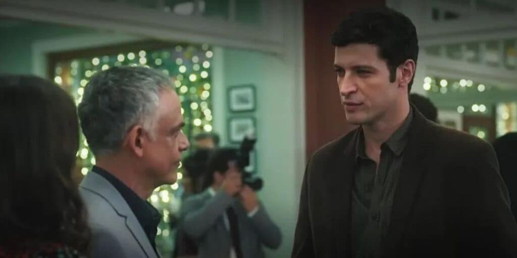 Terra e Paixão - Apaixonado por Lucinda, Marino fica cara a cara com Andrade e ameaça crápula: "Dá licença"