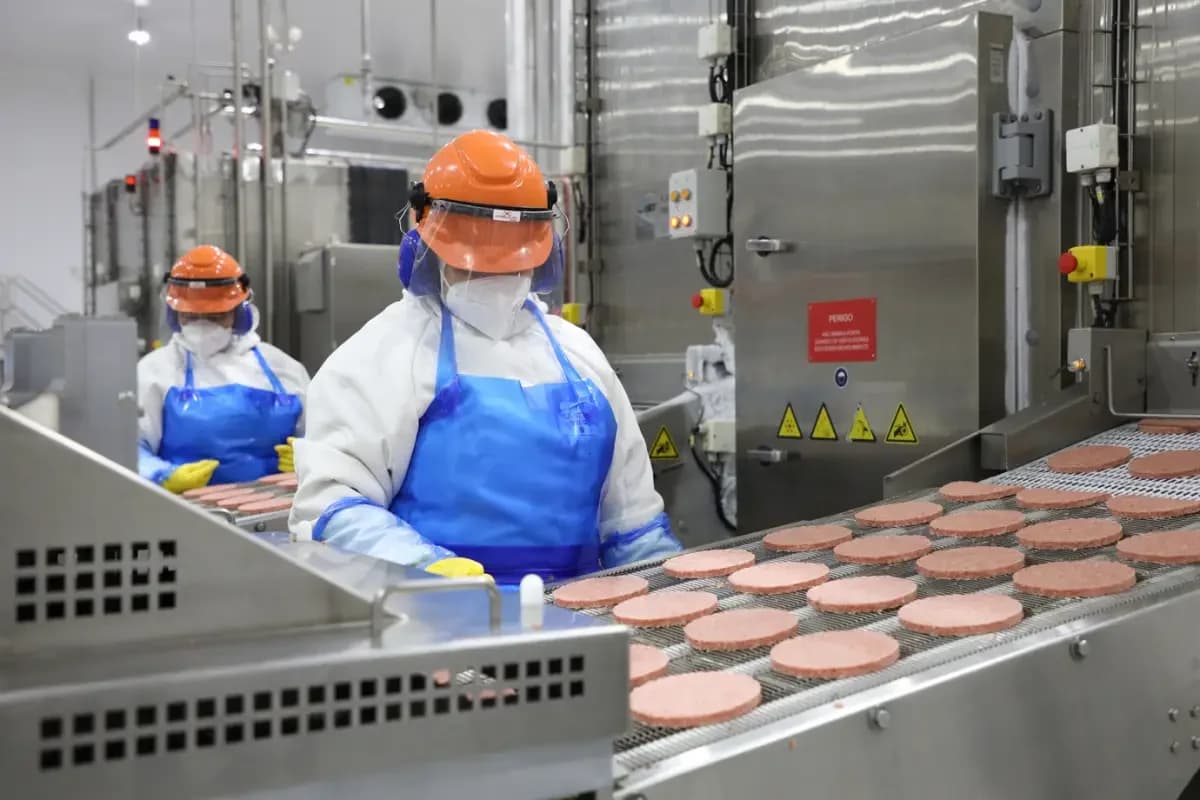 setor de produção da empresa Marfrig Global Foods - Foto Reprodução Internet setor de produção da empresa Marfrig Global Foods - Foto Reprodução Internet