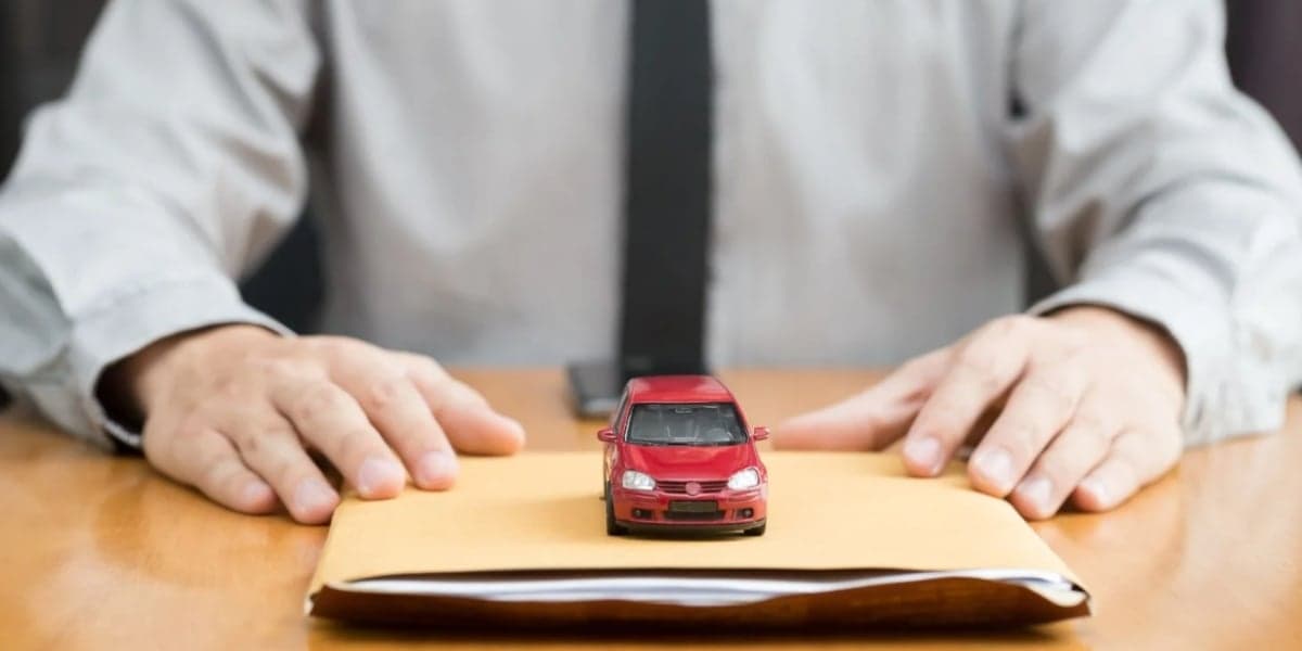 Homem segurando apólice de seguro de carro (Imagem Reprodução Internet) Homem segurando apólice de seguro de carro (Imagem Reprodução Internet)