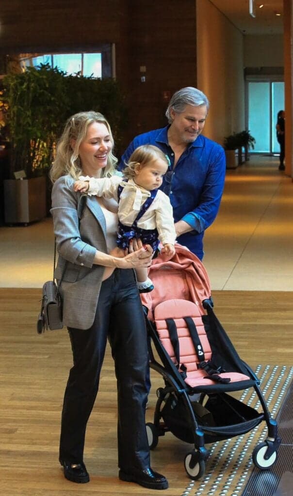 Edson Celulari e Karin Roepke passeiam com a filha caçula, Chiara - Foto Reprodução AgNews Edson Celulari e Karin Roepke passeiam com a filha caçula, Chiara - Foto Reprodução AgNews