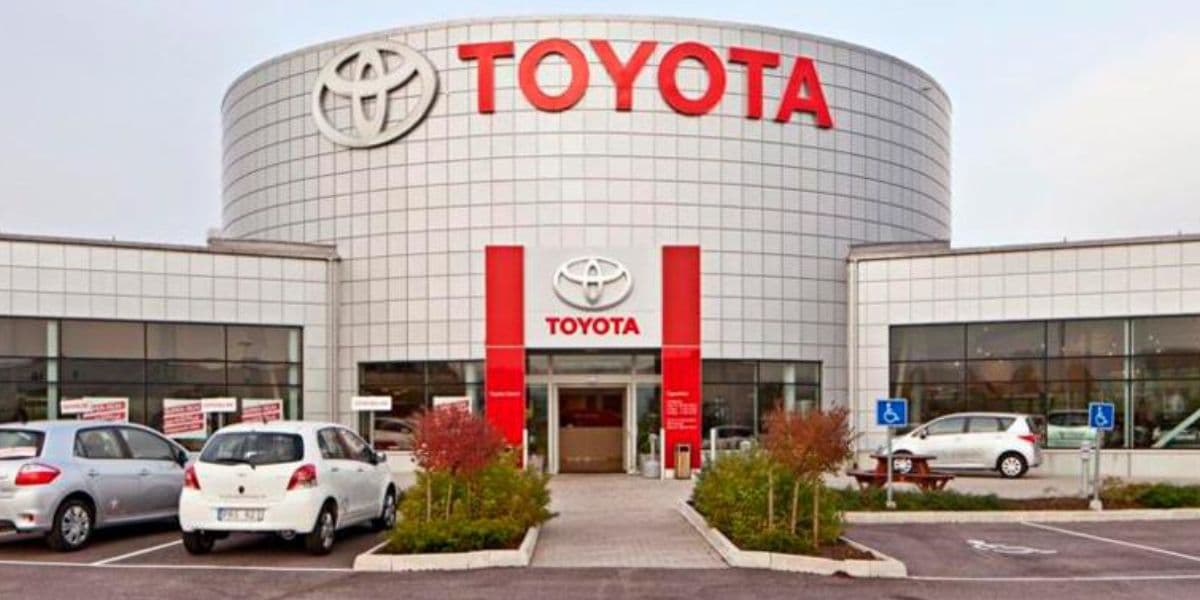 Fachada de empresa da TOYOTA - Foto Reprodução Internet Fachada de empresa da TOYOTA - Foto Reprodução Internet