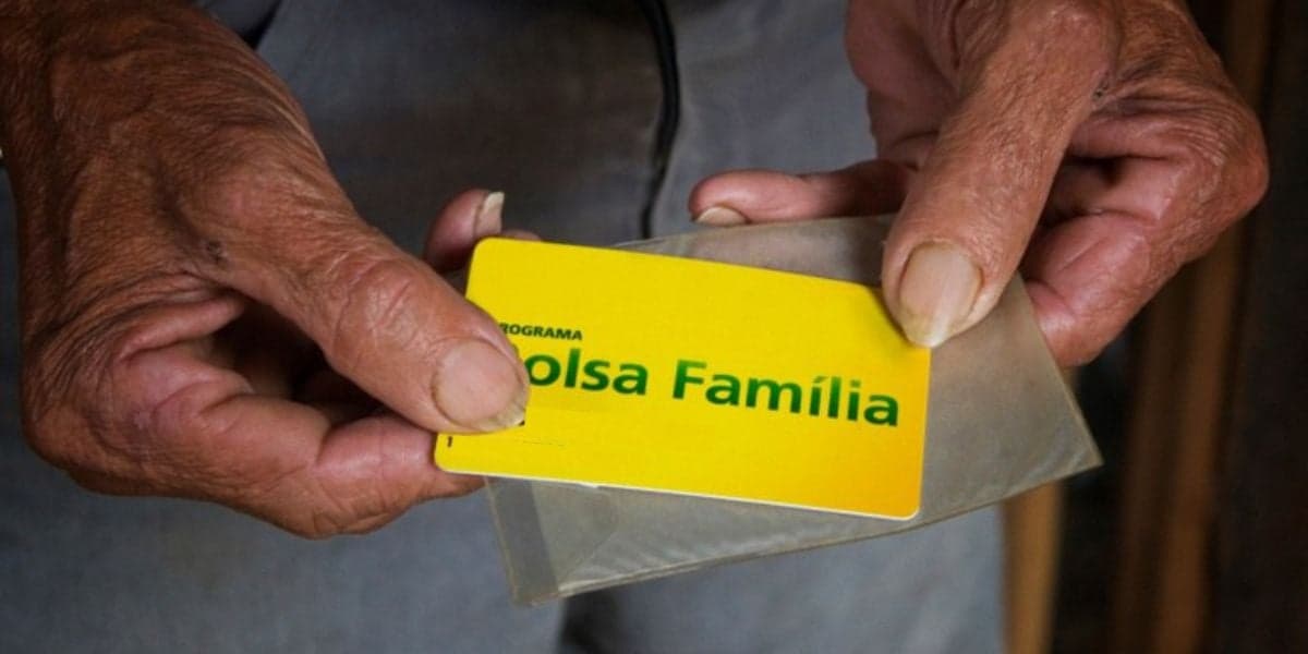Idoso segurando cartão do Bolsa familia - Foto Reprodução Internet Idoso segurando cartão do Bolsa familia - Foto Reprodução Internet