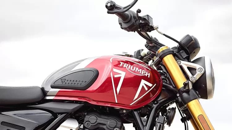 Novas Triumph de 400 cc têm tanque de 13 litros e suspensão dianteira invertida - Foto Divulgação Novas Triumph de 400 cc têm tanque de 13 litros e suspensão dianteira invertida - Foto Divulgação