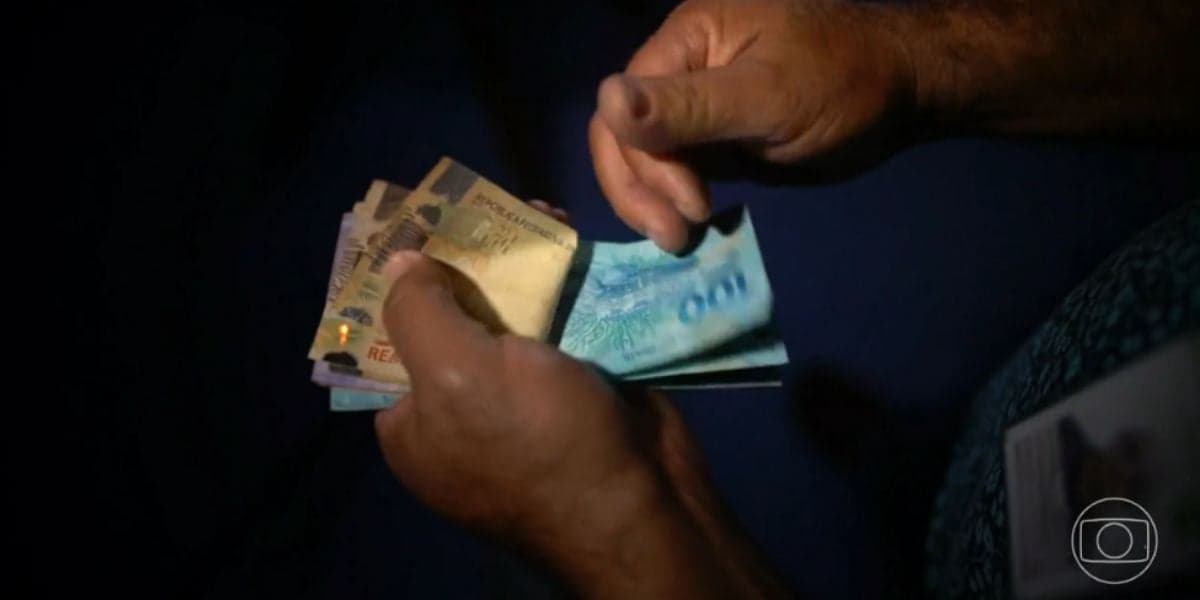 Pessoa contando dinheiro (Foto: Reprodução / Bom Dia Brasil da Globo) Pessoa contando dinheiro (Foto: Reprodução / Bom Dia Brasil da Globo)