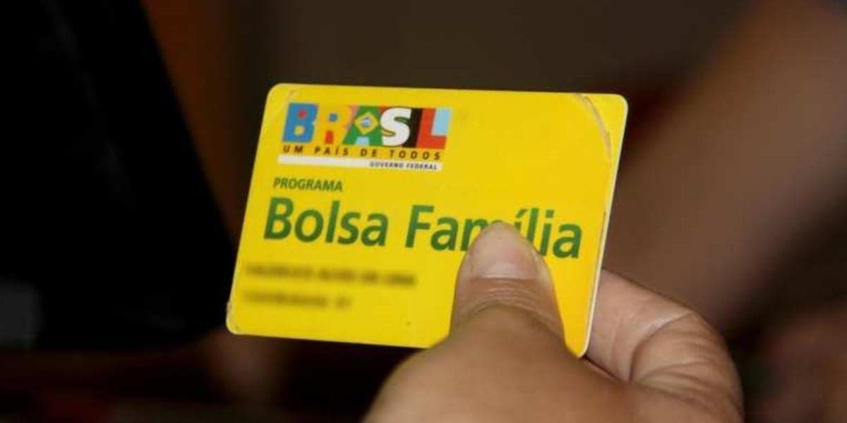 Pessoa segurando o cartão do Bolsa Família - Foto Reprodução Internet Pessoa segurando o cartão do Bolsa Família - Foto Reprodução Internet