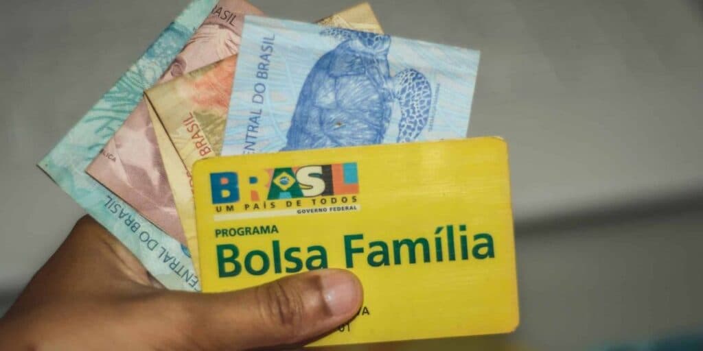 VITÓRIA confirmada nesta sexta-feira (18): Bolsa Família terá reajuste em 2024 e VALOR é divulgado oficialmente