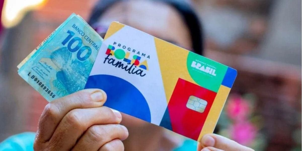 Cartão do Bolsa Familia e dinheiro em mãos - Foto Reprodução Internet Cartão do Bolsa Familia e dinheiro em mãos - Foto Reprodução Internet
