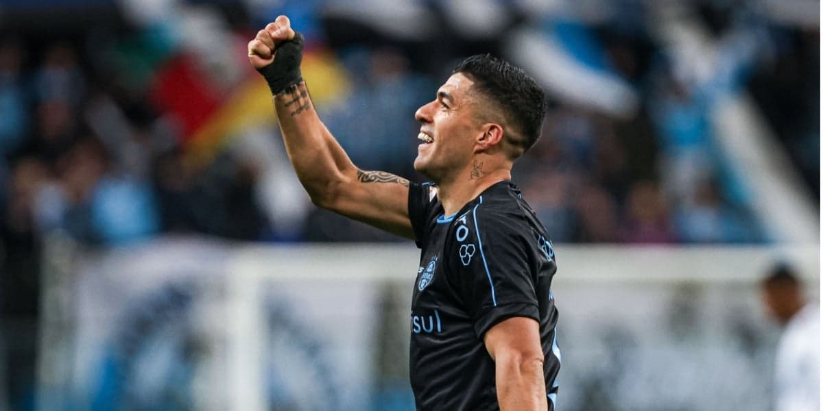 Jogador Luis Suárez comemorando seu gol pelo Grêmio (Imagem Reprodução Internet) Jogador Luis Suárez comemorando seu gol pelo Grêmio (Imagem Reprodução Internet)