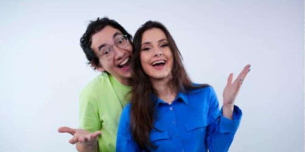 Os escritores e youtubers, Gabriel Dearo e Manu Digilio desvendam mistério de novo projeto