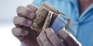 Mudança no salário mínimo é aprovada a milhões de trabalhadores Mudança no salário mínimo é aprovada a milhões de trabalhadores