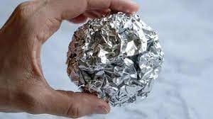 Tente não se impactar ao saber detalhes sobre o verdadeiro motivo de colocarem bolinhas de papel alumínio na bolsa e privada - Foto Internet Tente não se impactar ao saber detalhes sobre o verdadeiro motivo de colocarem bolinhas de papel alumínio na bolsa e privada - Foto Internet