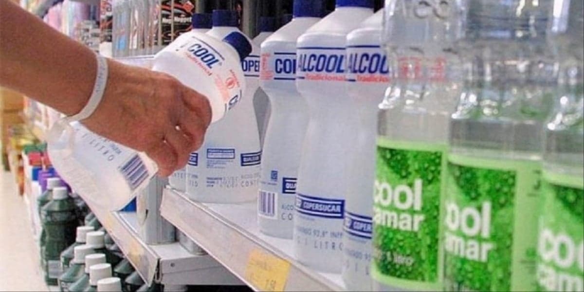 Anvisa libera a venda do álcool líquido 70% no comércio - Foto: Reprodução/Internet Anvisa libera a venda do álcool líquido 70% no comércio - Foto: Reprodução/Internet