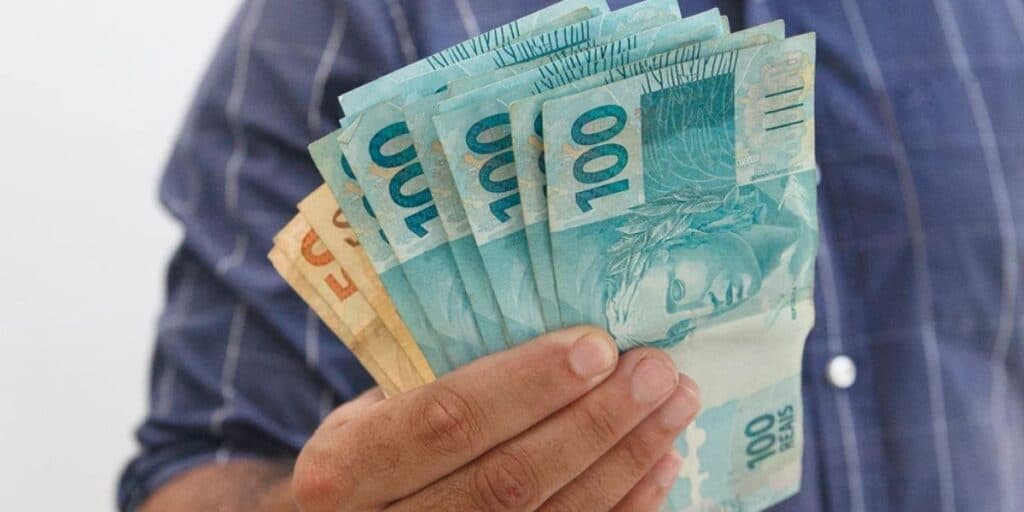 Benefício de R$ 1.200: Novo auxílio acaba de ser APROVADO para famílias brasileiras que COMEMORAM
