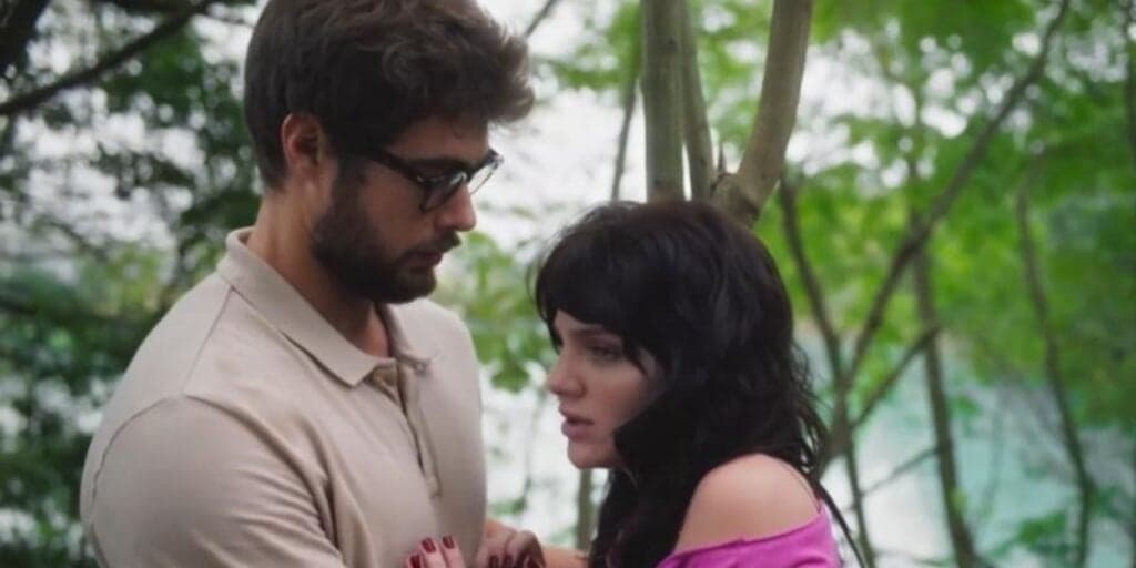 Terra e Paixão - Chifruda, Petra se divorcia de Luigi e perde o chão ao flagrar Hélio com personagem na cama