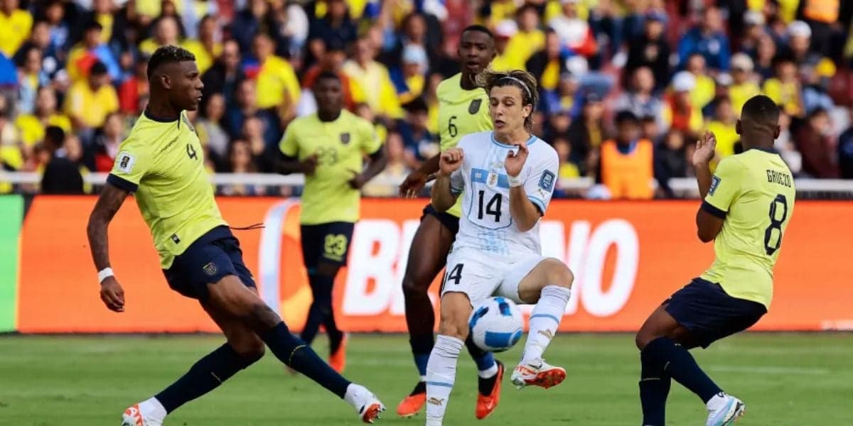 Arboleda jogando contra o Uruguai - (Foto: Internet) Arboleda jogando contra o Uruguai - (Foto: Internet)