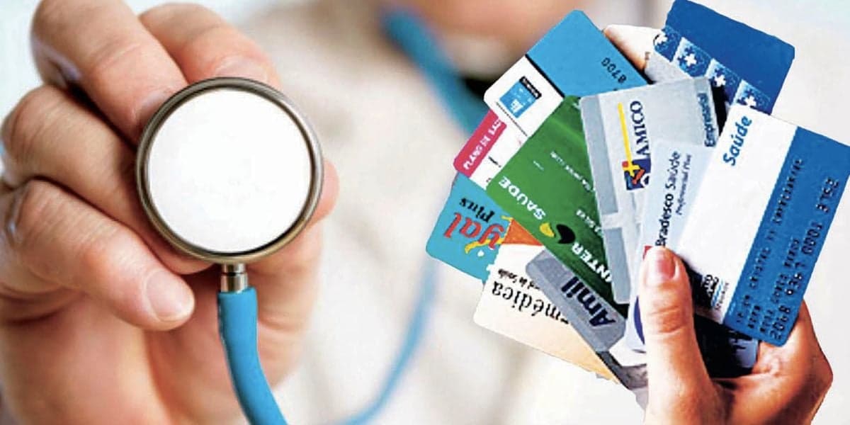 Médico e carteiras de planos de saúde (Foto: Reprodução / Internet) Médico e carteiras de planos de saúde (Foto: Reprodução / Internet)