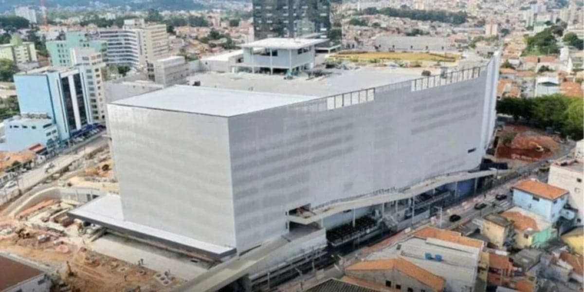 Trimais e o shopping em que levantaram no espaço (Reprodução: Internet) Trimais e o shopping em que levantaram no espaço (Reprodução: Internet)