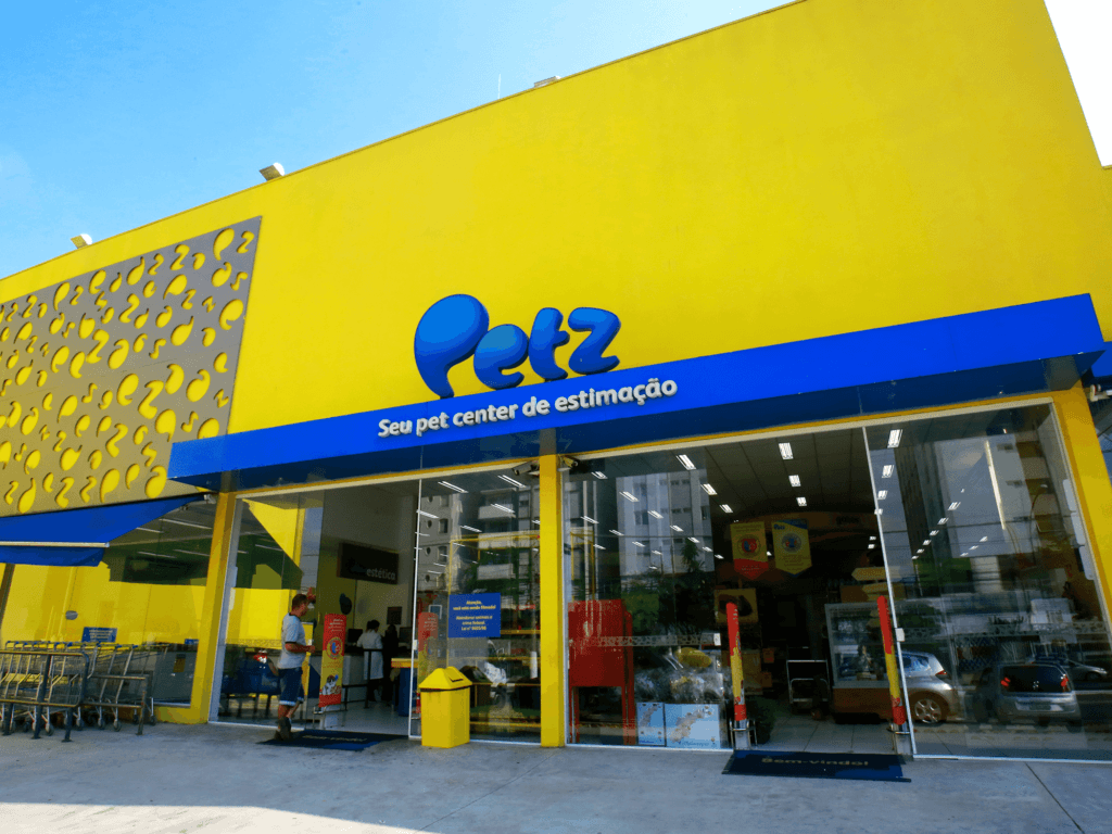 A Petz é a maior rede de pet shop do Brasil e é especializada em serviços e venda de produtos para animais - Foto Internet A Petz é a maior rede de pet shop do Brasil e é especializada em serviços e venda de produtos para animais - Foto Internet