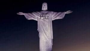 Palavra paz é projetada no Cristo Redentor em vários idiomas - Foto Reprodução Internet Palavra paz é projetada no Cristo Redentor em vários idiomas - Foto Reprodução Internet