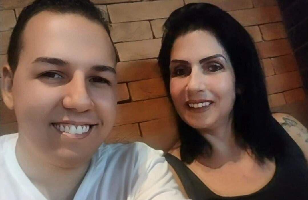 Maurício Silva Ferreira e sua mãe, Fernanda Silva Bim (Reprodução/Internet) Maurício Silva Ferreira e sua mãe, Fernanda Silva Bim (Reprodução/Internet)