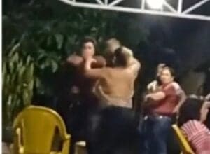 Cantor sertanejo é filmado empurrando a mãe contra o chão durante briga em bar - Foto Internet Cantor sertanejo é filmado empurrando a mãe contra o chão durante briga em bar - Foto Internet