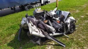 Casal e criança morrem após carro ser prensado entre carretas em acidente na Dutra - Foto TV Vanguarda Casal e criança morrem após carro ser prensado entre carretas em acidente na Dutra - Foto TV Vanguarda