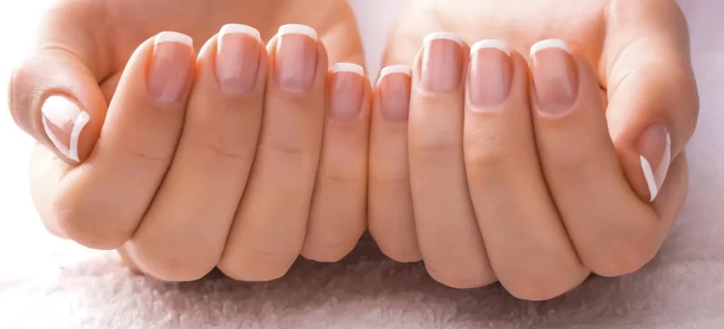 Manicures escondem: 6 passos para deixar as unhas inquebráveis e fazer o esmalte durar quase 30 dias