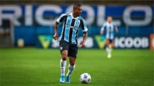 Douglas Costa é um grande craque dos campos e já brilhou no Grêmio - Foto Internet Douglas Costa é um grande craque dos campos e já brilhou no Grêmio - Foto Internet