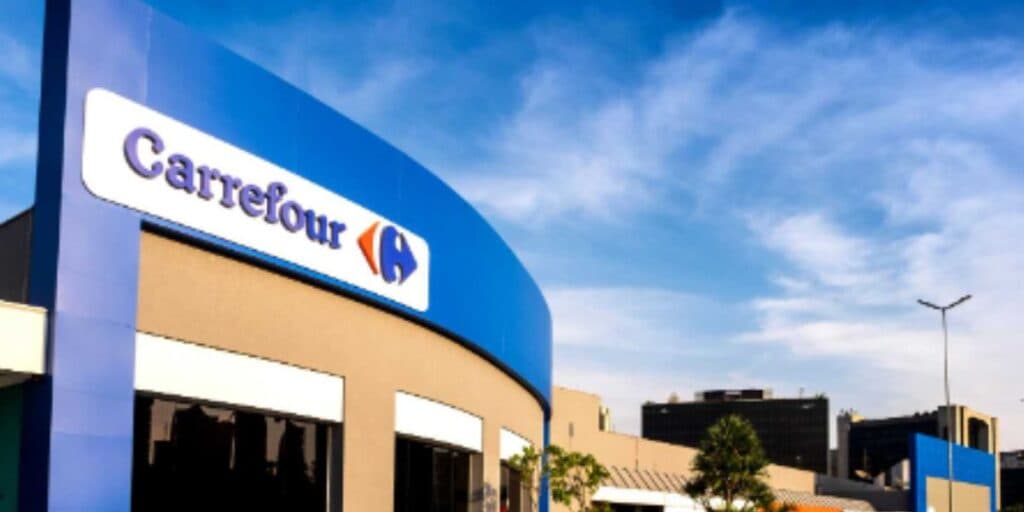 7 bilhões e cartada de mestre: Como o Carrefour chutou rival gigante pra fora do Brasil e a tomada de lojas