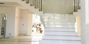 Escadaria que dá acesso ao segundo andar da mansão - Instagram Escadaria que dá acesso ao segundo andar da mansão - Instagram
