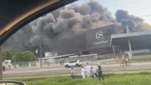 Incêndio atinge fábrica da Cacau Show em Linhares, no Norte do ES - Foto G1 Incêndio atinge fábrica da Cacau Show em Linhares, no Norte do ES - Foto G1